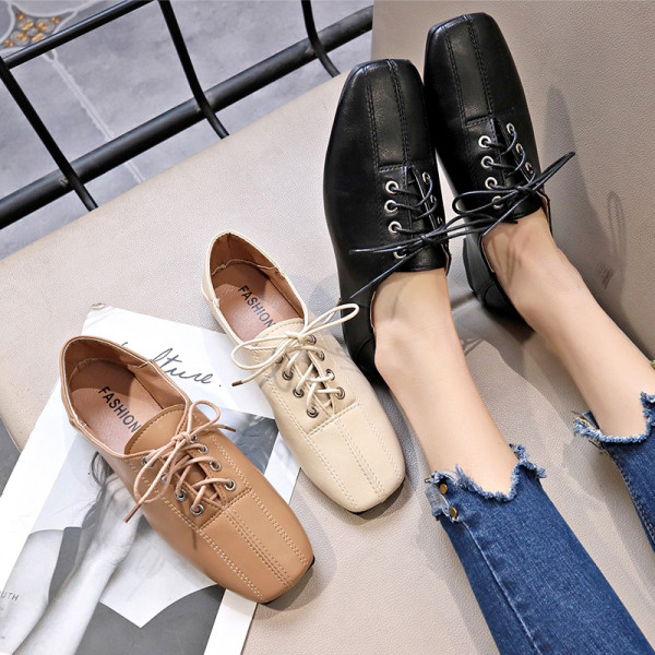 Alkalmi női cipő hegyes modell fűzős