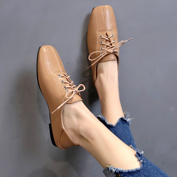 Alkalmi női cipő hegyes modell fűzős