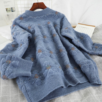 Moodne naiste kampsun ovaalse kaelusega, pikkade varrukatega ja lillemotiividega