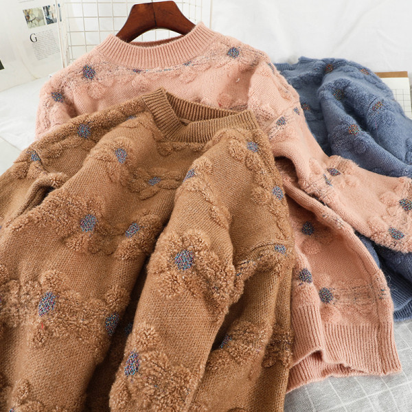 Moodne naiste kampsun ovaalse kaelusega, pikkade varrukatega ja lillemotiividega