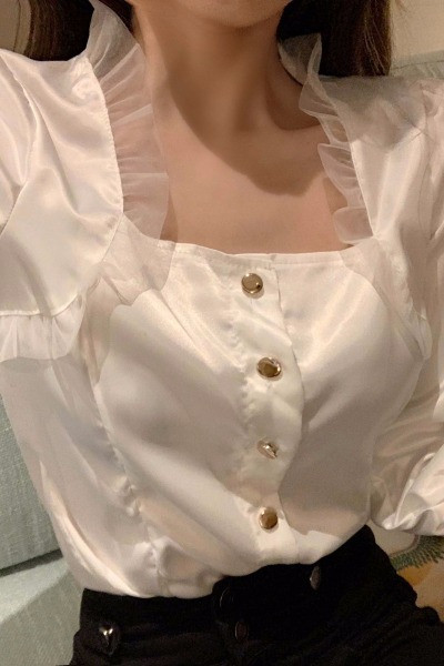 Satiinist naiste särk kandilise kaelusega ja tülli elementidega