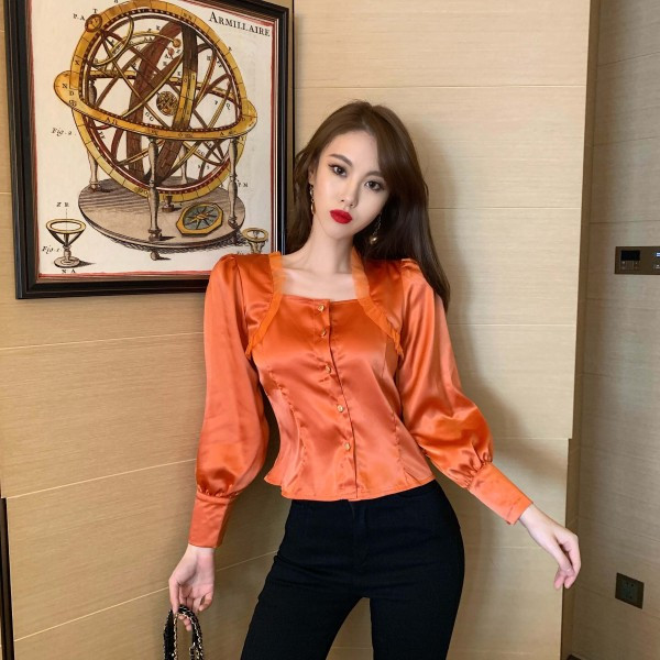 Satiinist naiste särk kandilise kaelusega ja tülli elementidega