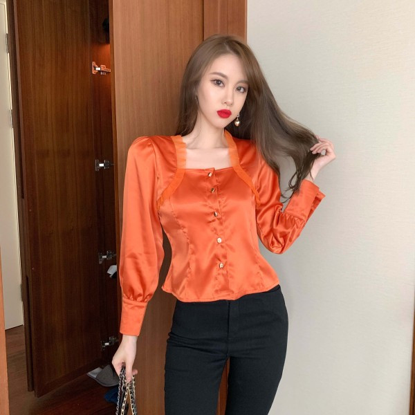 Satiinist naiste särk kandilise kaelusega ja tülli elementidega