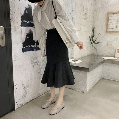 Új modell modern mokaszin kövekkel és fém elemekkel