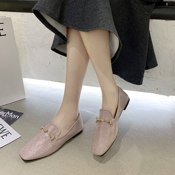 Új modell modern mokaszin kövekkel és fém elemekkel