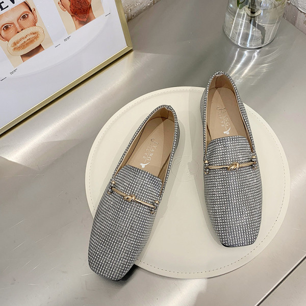 Új modell modern mokaszin kövekkel és fém elemekkel