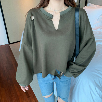 Széles női blúz szakadt motívumokkal