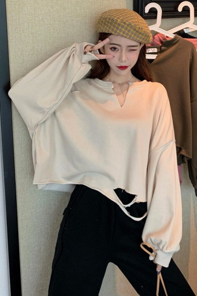 Széles női blúz szakadt motívumokkal