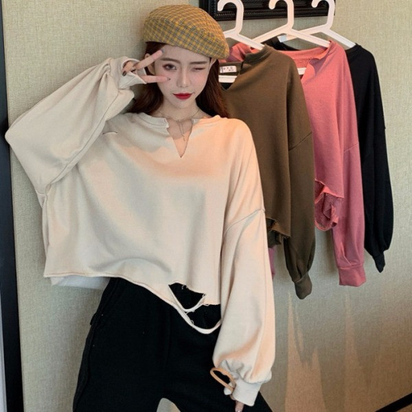 Széles női blúz szakadt motívumokkal