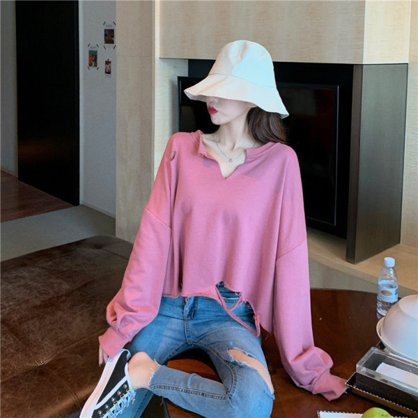 Széles női blúz szakadt motívumokkal