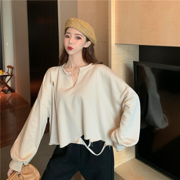 Széles női blúz szakadt motívumokkal