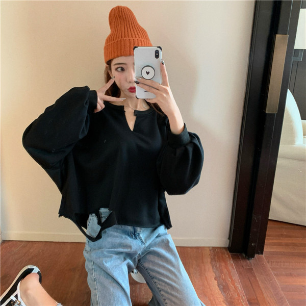 Széles női blúz szakadt motívumokkal