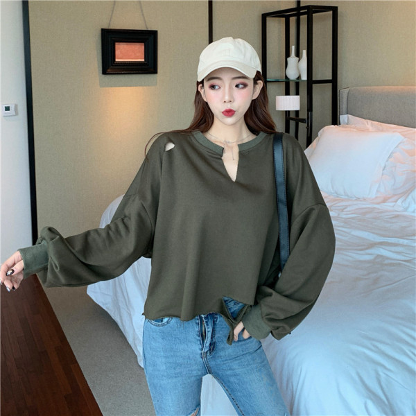 Széles női blúz szakadt motívumokkal