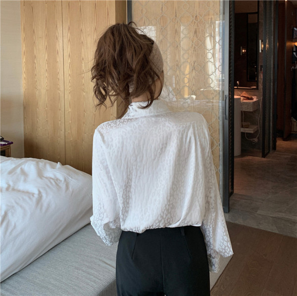 Satiinist naiste särk leopardimustri ja paelaga