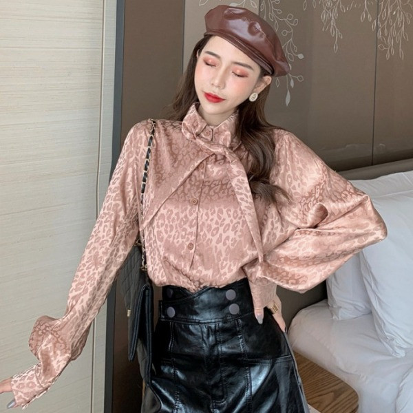 Satiinist naiste särk leopardimustri ja paelaga