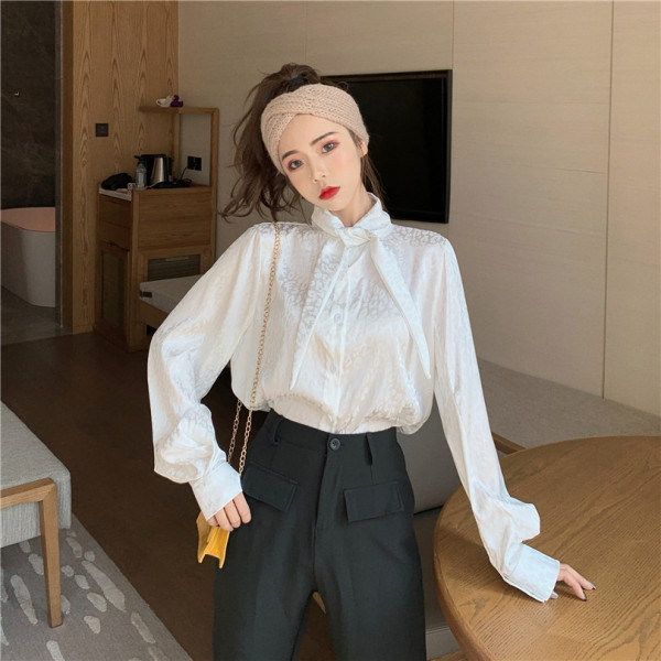 Satiinist naiste särk leopardimustri ja paelaga