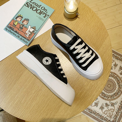 Naiste vabaaja tossud paelte ja lameda tallaga