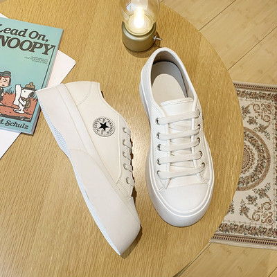 Naiste vabaaja tossud paelte ja lameda tallaga