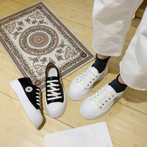 Naiste vabaaja tossud paelte ja lameda tallaga