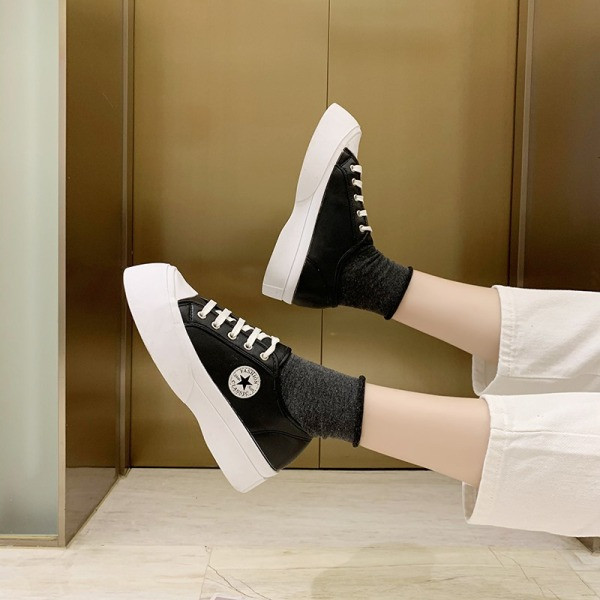 Naiste vabaaja tossud paelte ja lameda tallaga