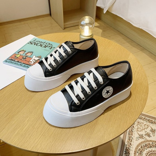 Naiste vabaaja tossud paelte ja lameda tallaga