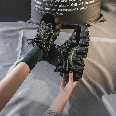 Kareda talla ja paeltega naiste tossud