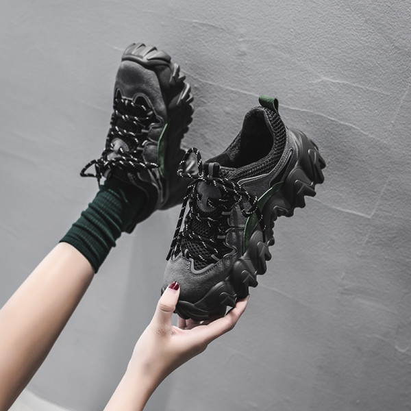 Kareda talla ja paeltega naiste tossud