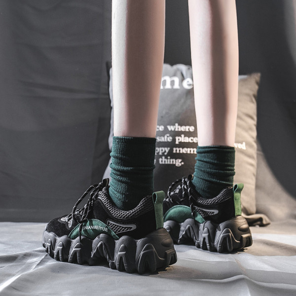 Kareda talla ja paeltega naiste tossud