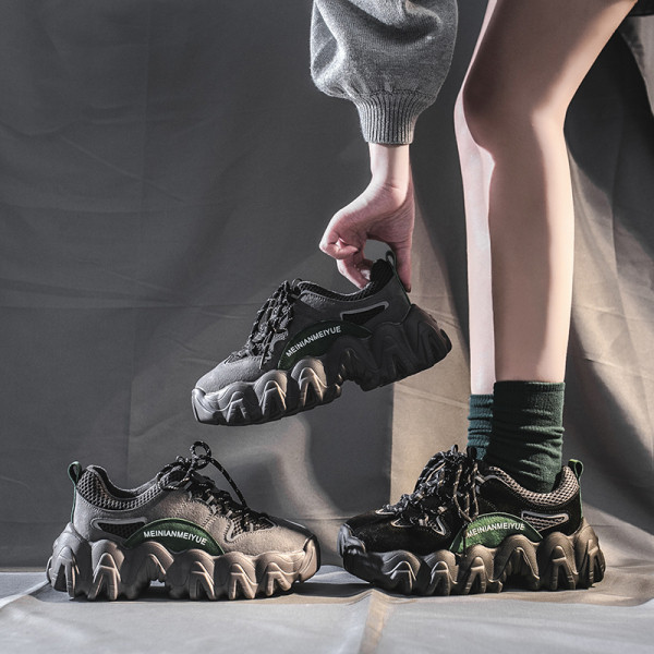 Kareda talla ja paeltega naiste tossud