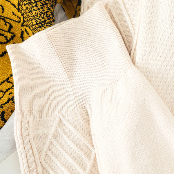 Naiste igapäevane komplekt kaheosalisest värvilisest kampsunist ja pükstest