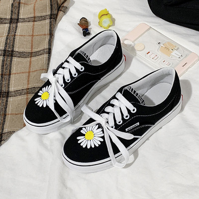 Γυναικεία casual παπούτσια με κορδόνια και κεντήματα λουλουδιών σε μαύρο χρώμα