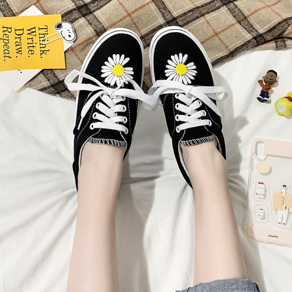 Γυναικεία casual παπούτσια με κορδόνια και κεντήματα λουλουδιών σε μαύρο χρώμα