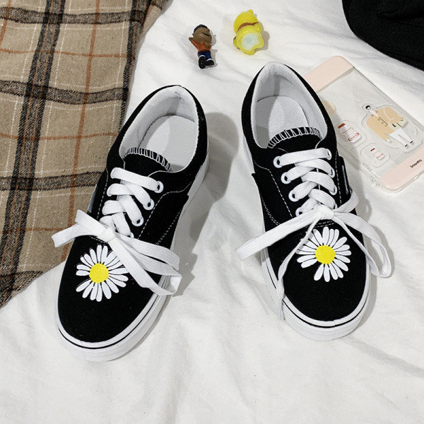 Γυναικεία casual παπούτσια με κορδόνια και κεντήματα λουλουδιών σε μαύρο χρώμα