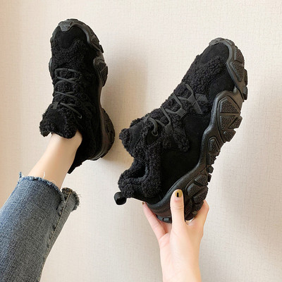 Naiste sule ja kareda tallaga talvetossud