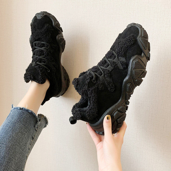 Naiste sule ja kareda tallaga talvetossud