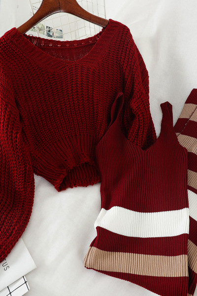 Ежедневен дамски комплект включващ широк пуловер и вталена рокля с презрамки