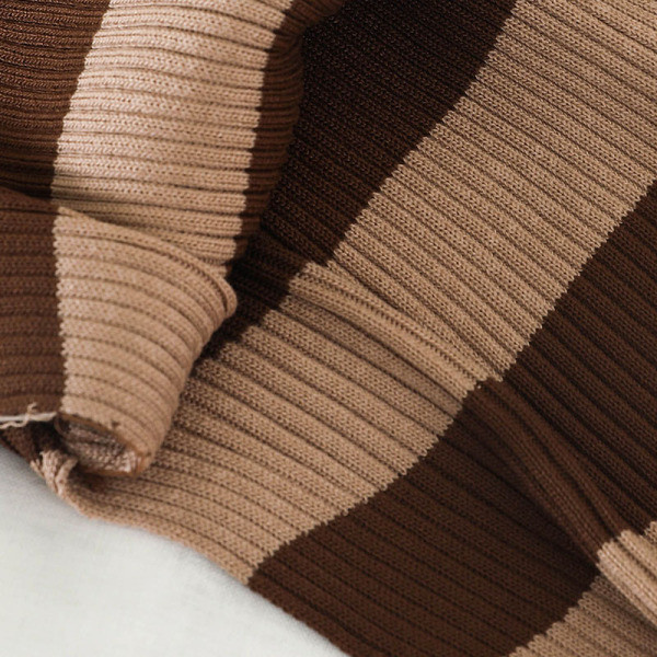 Ежедневен дамски комплект включващ широк пуловер и вталена рокля с презрамки