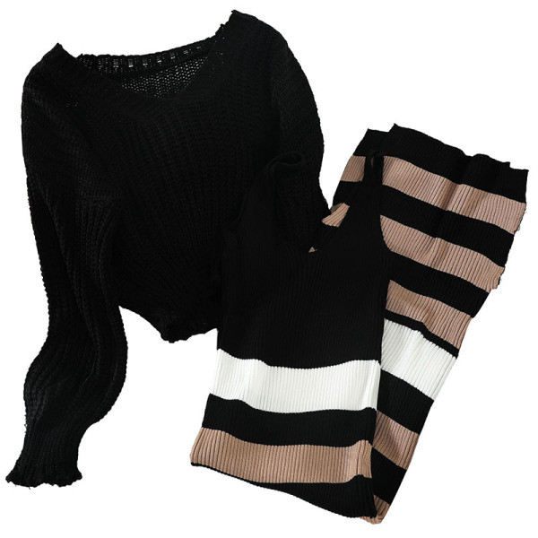 Ежедневен дамски комплект включващ широк пуловер и вталена рокля с презрамки