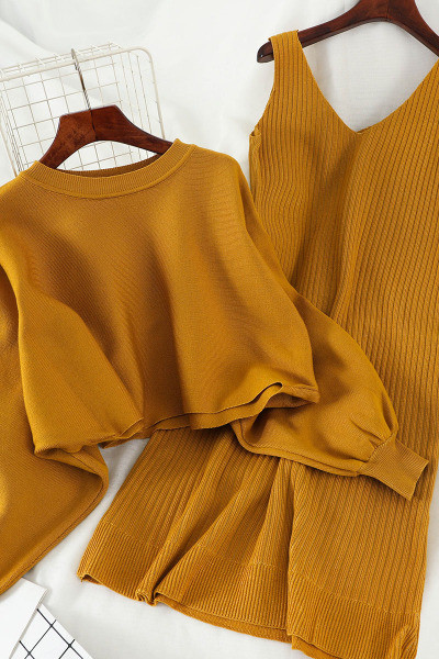 Kaasaegne naiste kootud komplekt, mis sisaldab kampsunit ja rihmadega kleiti