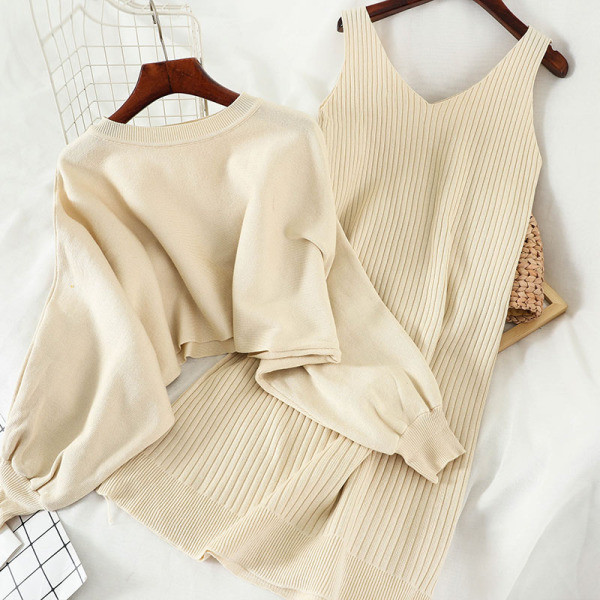 Kaasaegne naiste kootud komplekt, mis sisaldab kampsunit ja rihmadega kleiti