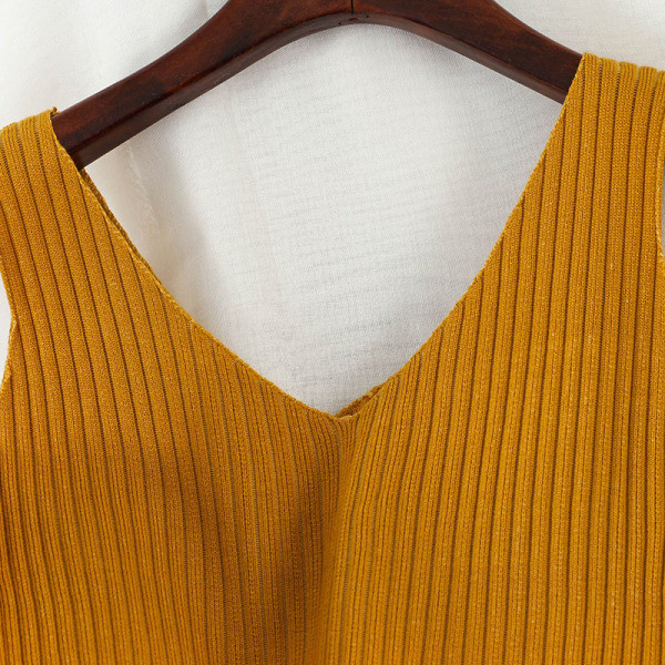 Kaasaegne naiste kootud komplekt, mis sisaldab kampsunit ja rihmadega kleiti