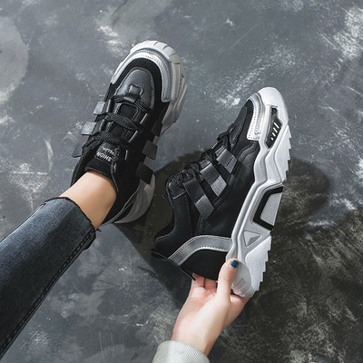 Eko bőrből készült alkalmi női tornacipő matricákkal és magas talppal