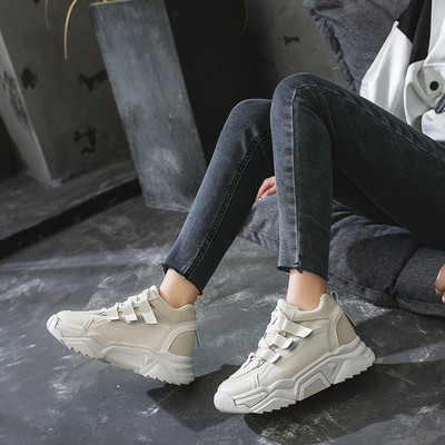 Eko bőrből készült alkalmi női tornacipő matricákkal és magas talppal