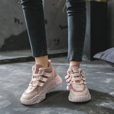 Eko bőrből készült alkalmi női tornacipő matricákkal és magas talppal