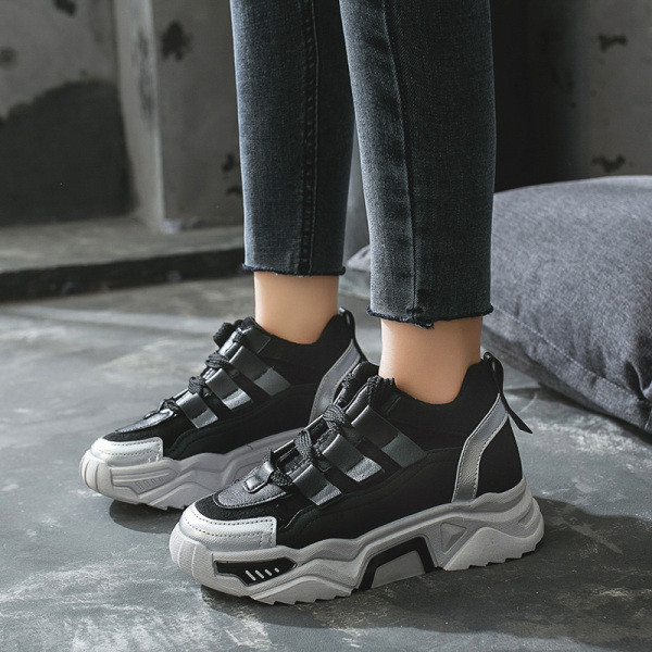 Eko bőrből készült alkalmi női tornacipő matricákkal és magas talppal