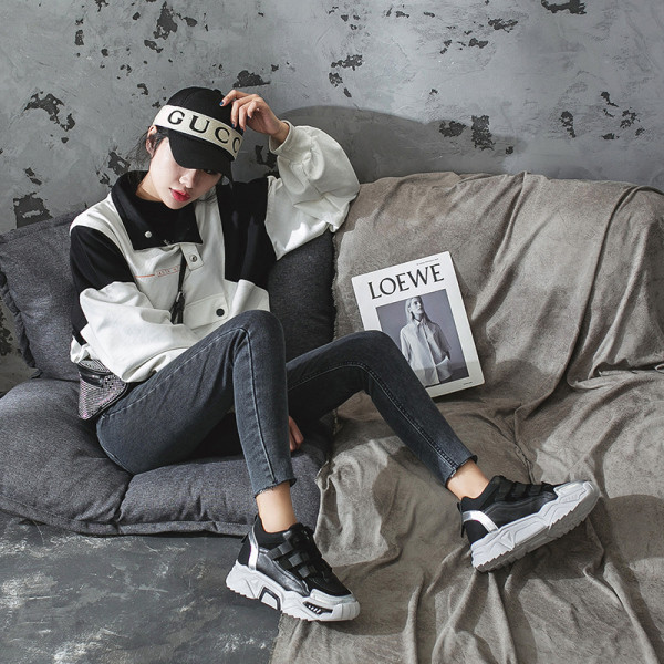 Eko bőrből készült alkalmi női tornacipő matricákkal és magas talppal