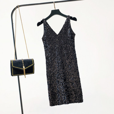 Stiilne naiste kleit spitsikaelusega ja litritega