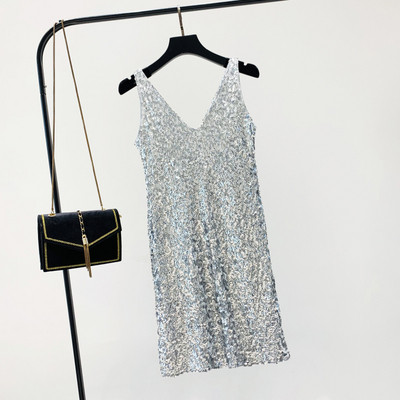 Stiilne naiste kleit spitsikaelusega ja litritega