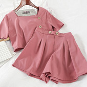 Ženski ljetni set koji uključuje kratku bluzu i hlače visokog struka