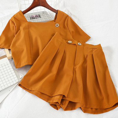 Ženski ljetni set koji uključuje kratku bluzu i hlače visokog struka